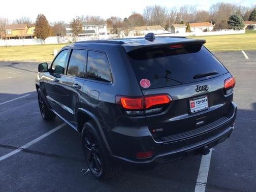 Photo 5 of 16 of 2017 Jeep Grand Cherokee Altitude