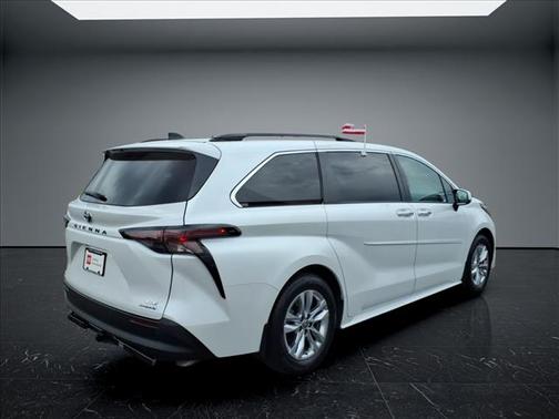 Pearl 2023 Toyota Sienna XLE