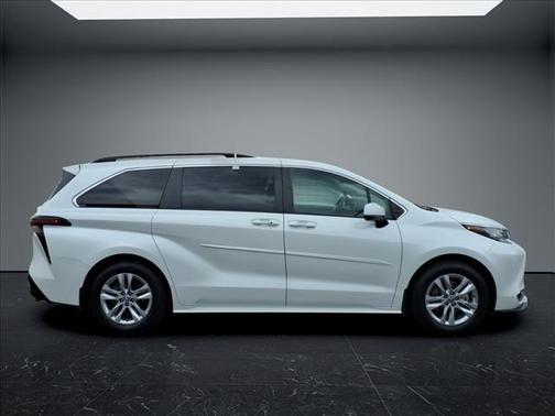 Pearl 2023 Toyota Sienna XLE