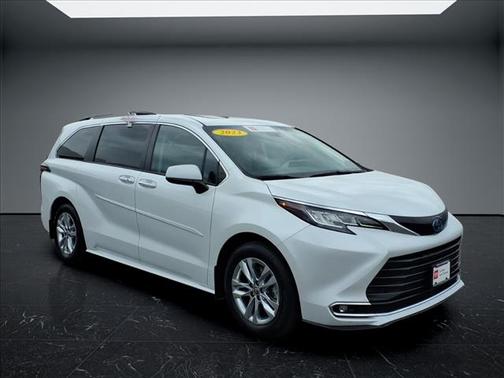 Pearl 2023 Toyota Sienna XLE