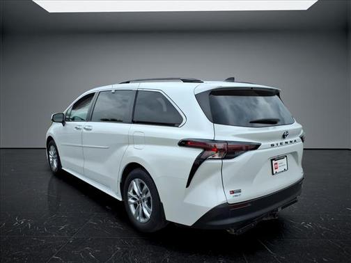 Pearl 2023 Toyota Sienna XLE