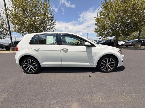Pure White 2017 Volkswagen Golf TSI SE 4-Door