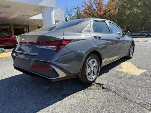 2025 Hyundai ELANTRA SE