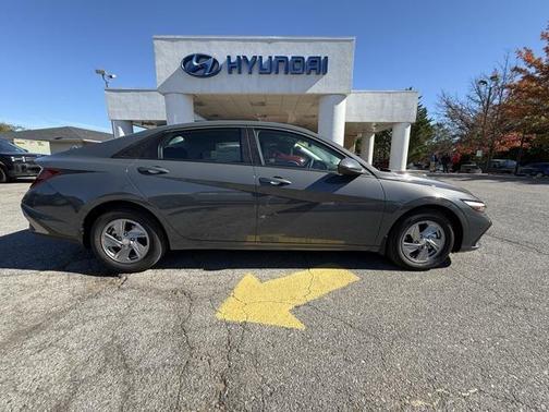 2025 Hyundai ELANTRA SE