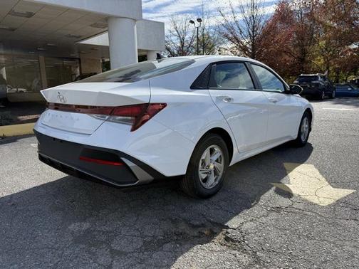 2025 Hyundai ELANTRA SE