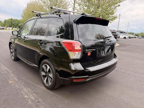 Crystal Black Silica 2017 Subaru Forester 2.5i Limited