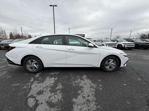 2025 Hyundai ELANTRA SE