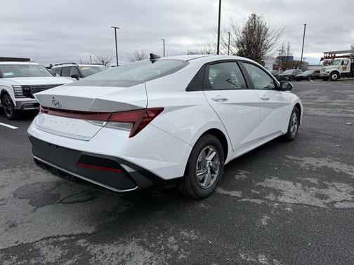 2025 Hyundai ELANTRA SE