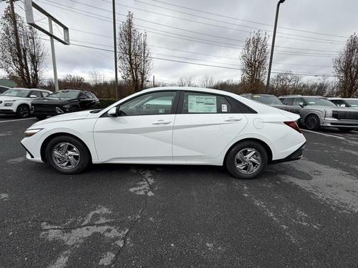 2025 Hyundai ELANTRA SE