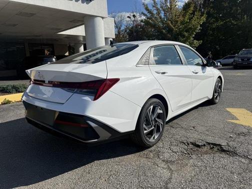 2025 Hyundai ELANTRA SEL