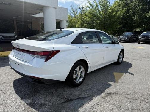 2022 Hyundai ELANTRA SE