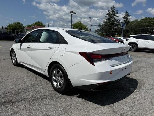 2022 Hyundai ELANTRA SE
