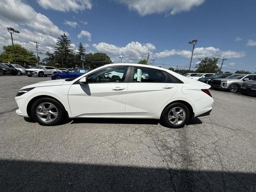 2022 Hyundai ELANTRA SE