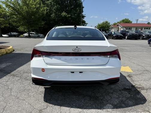 2022 Hyundai ELANTRA SE
