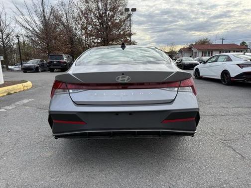 2025 Hyundai ELANTRA SE