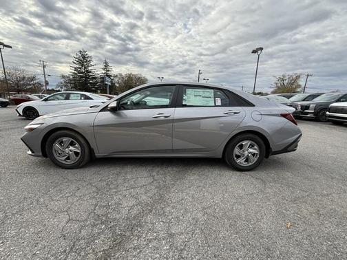 2025 Hyundai ELANTRA SE