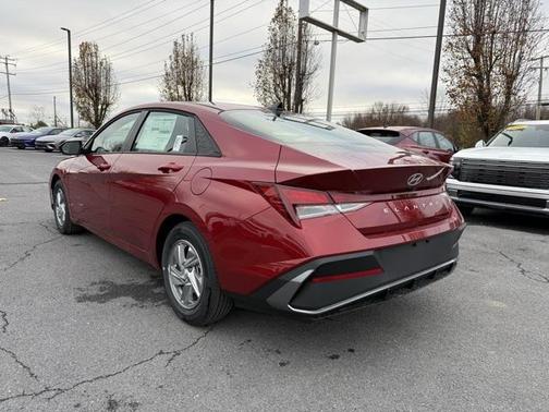 2025 Hyundai ELANTRA SE