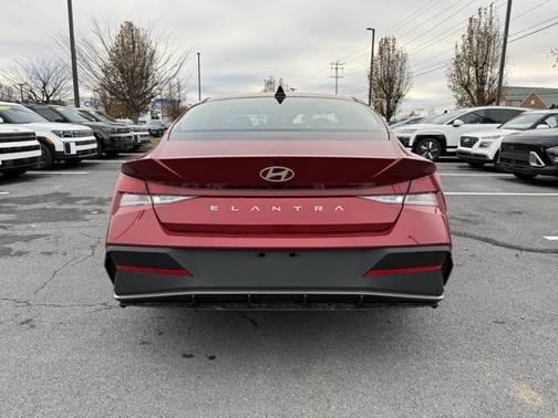 2025 Hyundai ELANTRA SE