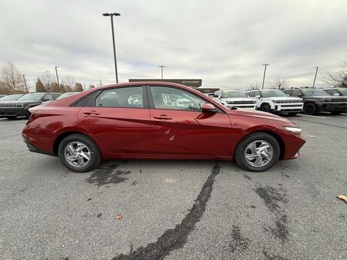 2025 Hyundai ELANTRA SE