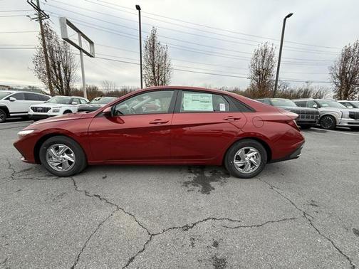 2025 Hyundai ELANTRA SE