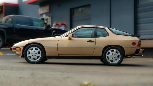 1988 Porsche 924 2D Coupe