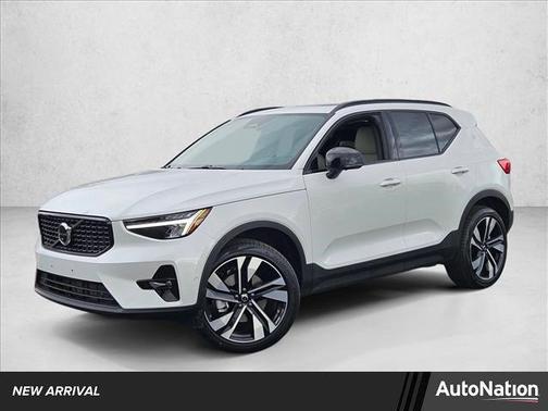 2025 Volvo XC40 B5 Plus Dark Theme