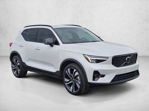 2025 Volvo XC40 B5 Plus Dark Theme