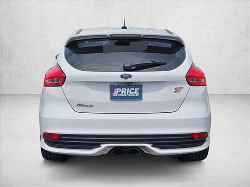 Oxford White 2017 Ford Focus ST