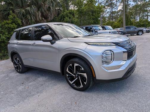 Silver 2022 Mitsubishi Outlander ES