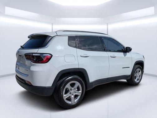 Bright White Clearcoat 2024 Jeep Compass Latitude