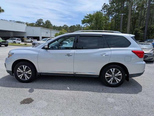 Brilliant Silver Metallic 2017 Nissan Pathfinder Platinum