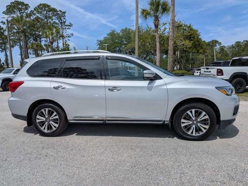 Brilliant Silver Metallic 2017 Nissan Pathfinder Platinum