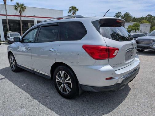 Brilliant Silver Metallic 2017 Nissan Pathfinder Platinum