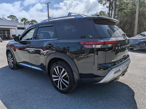 2023 Nissan Pathfinder Platinum