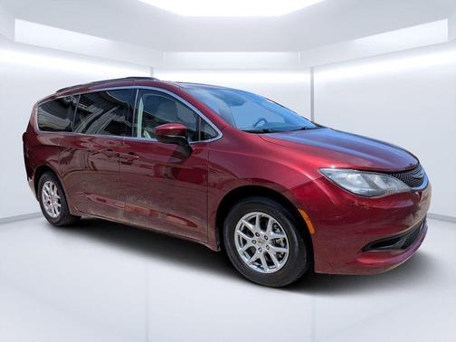 Velvet Red Pearlcoat 2021 Chrysler Voyager LXI