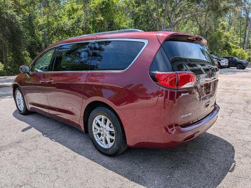 Velvet Red Pearlcoat 2021 Chrysler Voyager LXI