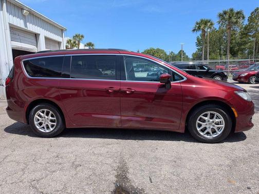 Velvet Red Pearlcoat 2021 Chrysler Voyager LXI