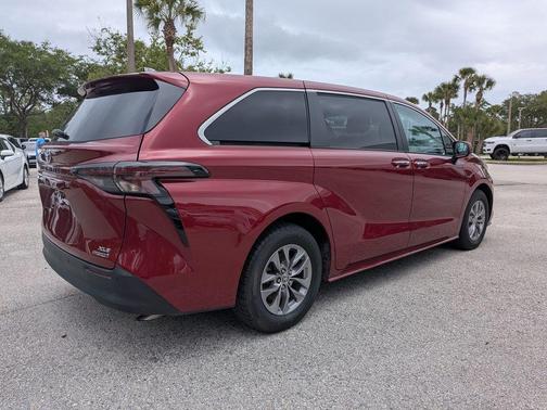 Pearl 2023 Toyota Sienna XLE
