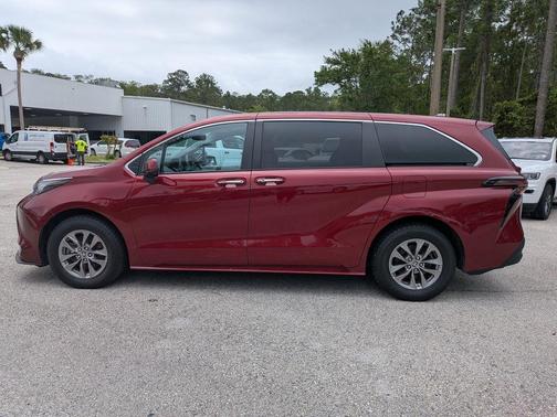 Pearl 2023 Toyota Sienna XLE