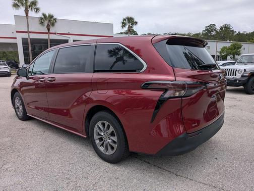 Pearl 2023 Toyota Sienna XLE