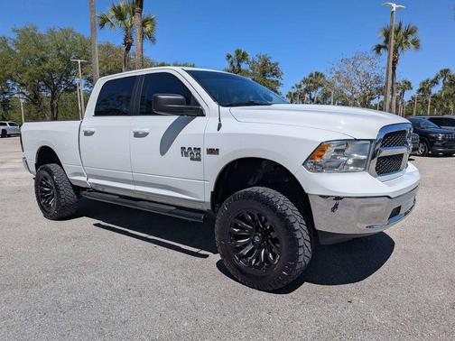 Bright White Clearcoat 2019 RAM 1500 Classic SLT
