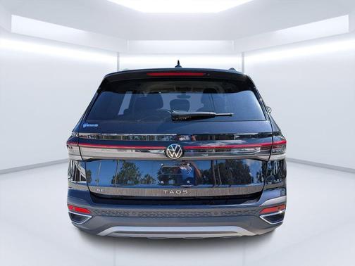 Deep Black Pearl Effect 2025 Volkswagen Taos 1.5T SE