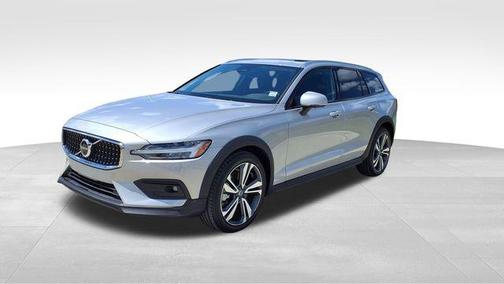 2025 Volvo V60 Cross Country Plus, B5 AWD Gas (mild hybrid)