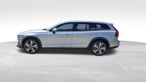 2025 Volvo V60 Cross Country Plus, B5 AWD Gas (mild hybrid)