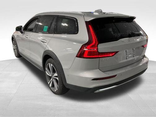 2025 Volvo V60 Cross Country Plus, B5 AWD Gas (mild hybrid)