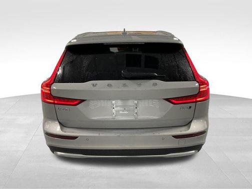 2025 Volvo V60 Cross Country Plus, B5 AWD Gas (mild hybrid)