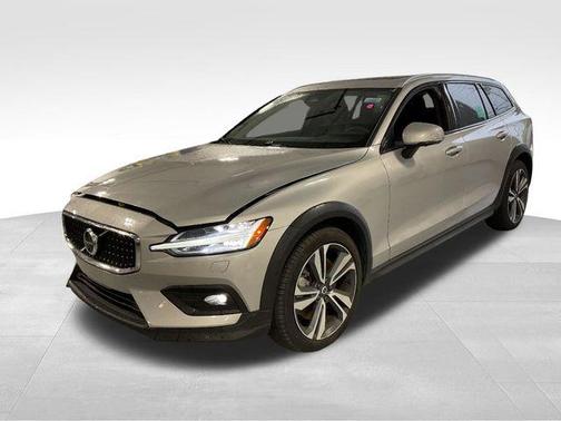 2025 Volvo V60 Cross Country Plus, B5 AWD Gas (mild hybrid)