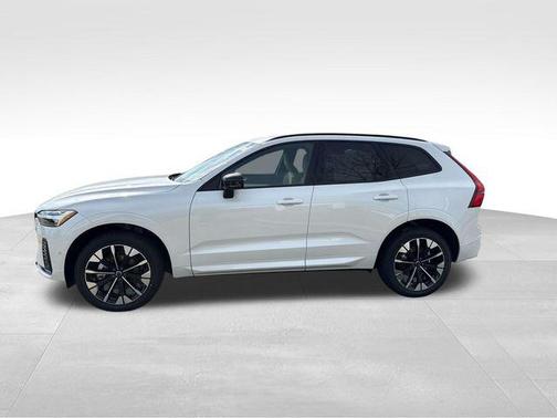 Crystal White Metallic 2026 Volvo XC60 B5 Plus