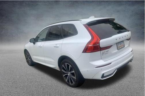 Crystal White Metallic 2023 Volvo XC60 B5 Plus Dark Theme