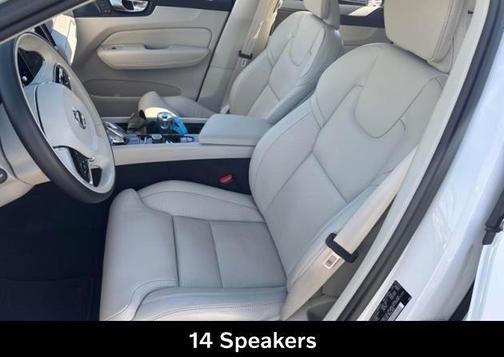 2023 Volvo XC60 B5 Ultimate Bright Theme